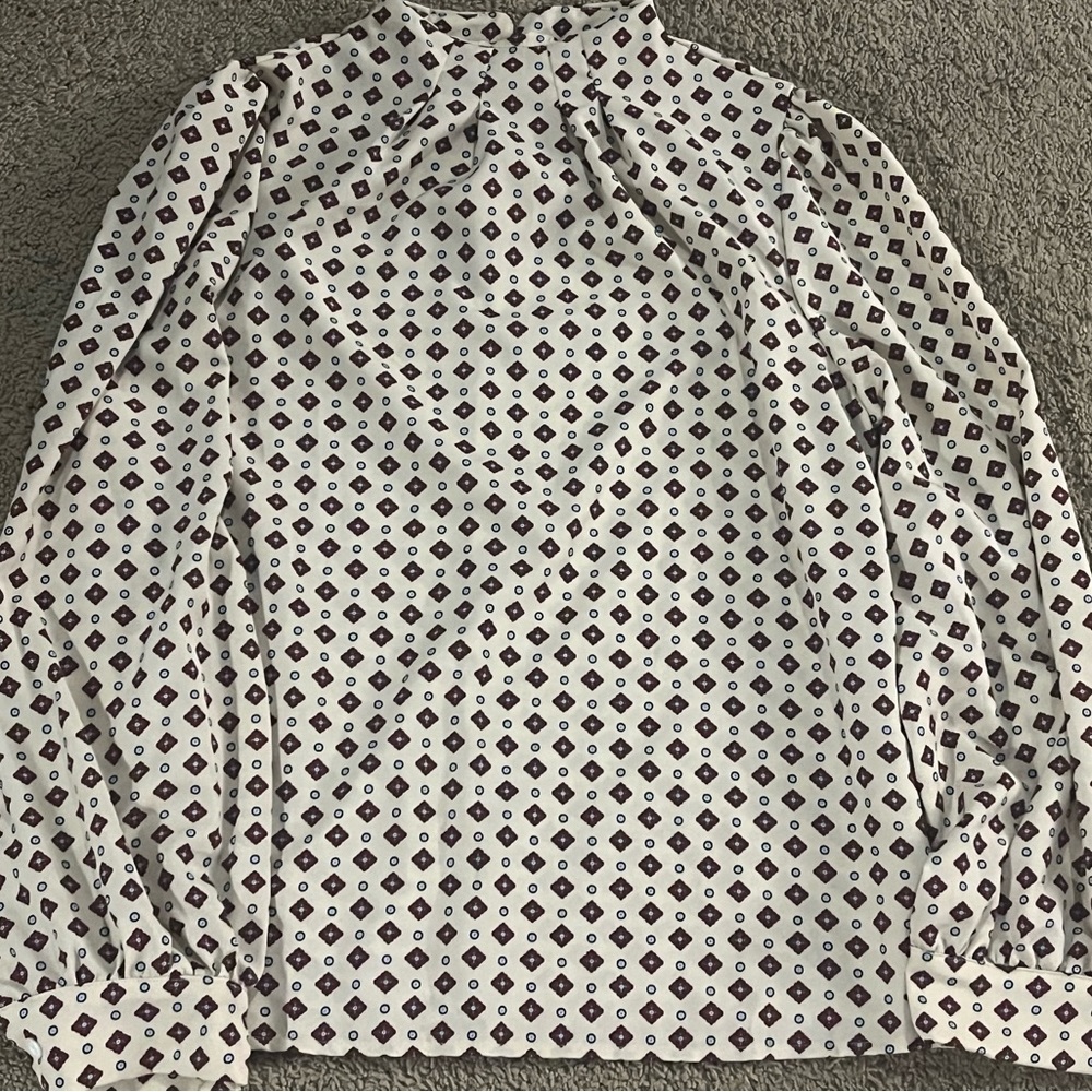 NWOT Women’s SHEIN dress shirt size 0XL. Cream with maroon and blue accents.